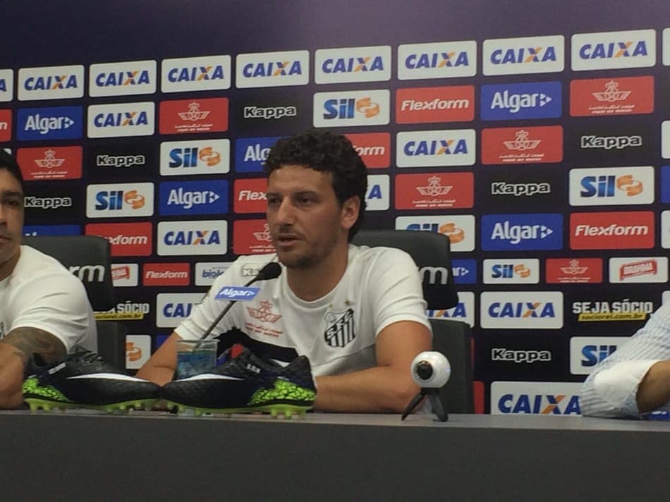 Elano dá coletiva de despedida dos gramados 