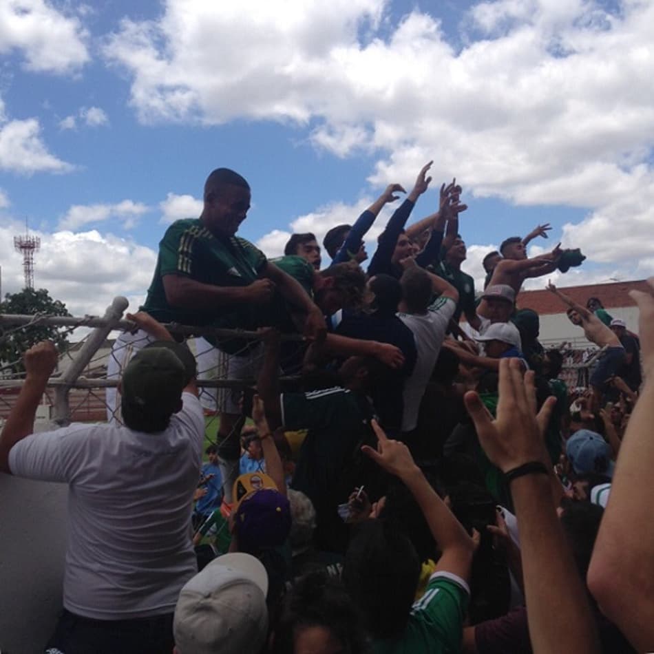 Gabriel Jesus comemora a classificação do sub-17, dia 15/11/14
