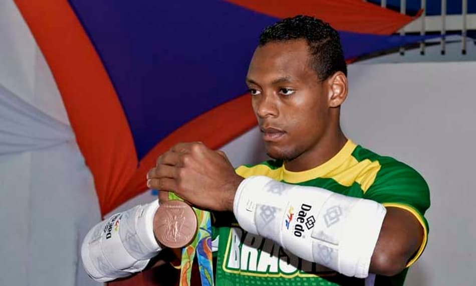 Medalhista brasileiro no taekwondo recorre ao improviso por ouro no Pan