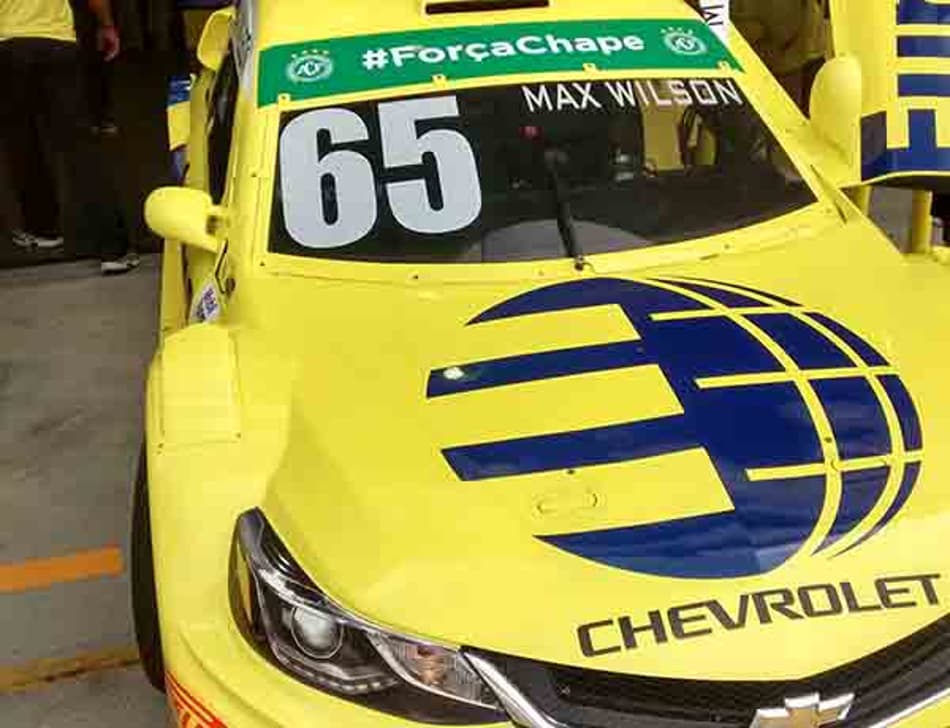 Pilotos da Stock Car realizam homenagens ao time da Chapecoense