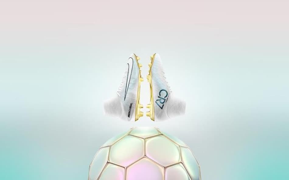 CR7 ganha nova chuteira após levar quarta Bola de Ouro. Veja fotos!