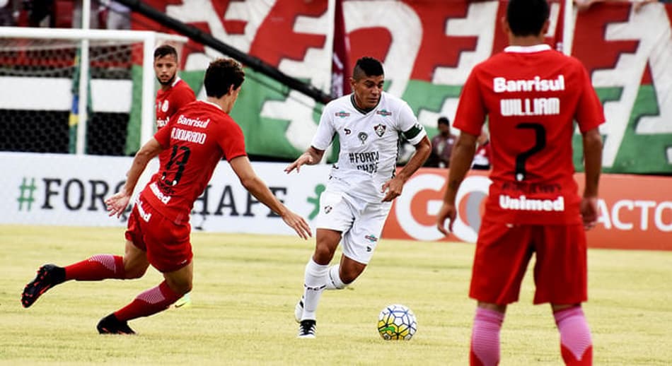 Edson recebe de Marcão camisa por 100 jogos no Flu: ‘Que venham 300’