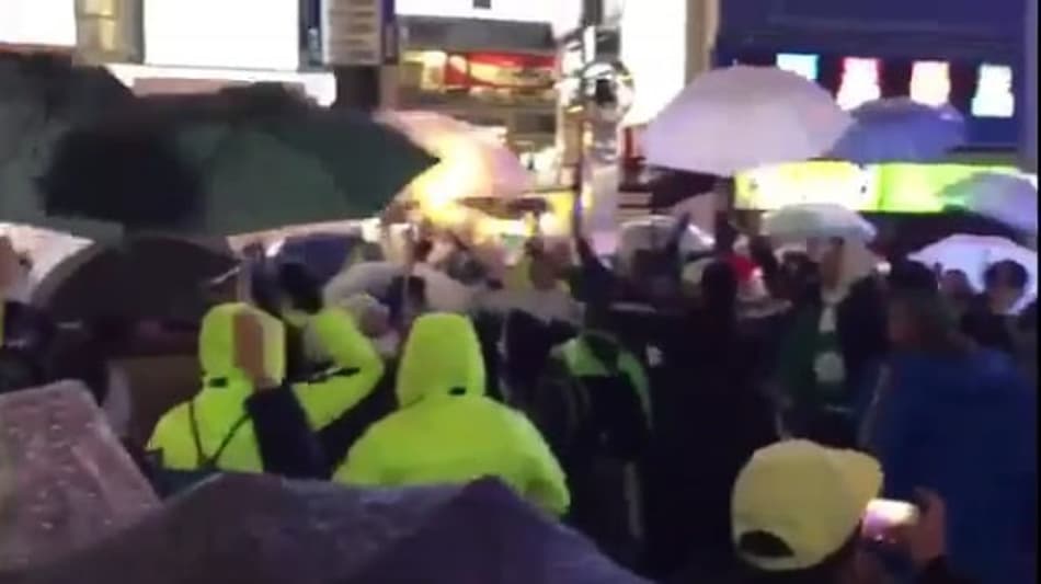 Torcida do Atlético Nacional faz a festa nas ruas do Japão