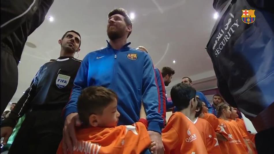 VÍDEO: Garoto afegão rouba a cena e não larga Messi antes de amistoso do Barça