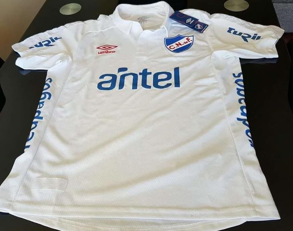 Corte clássico: Nova camisa do Nacional (URU) vaza na internet