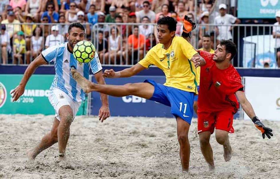Brasil goleia Argentina e vai à final da Copa América de futebol de areia