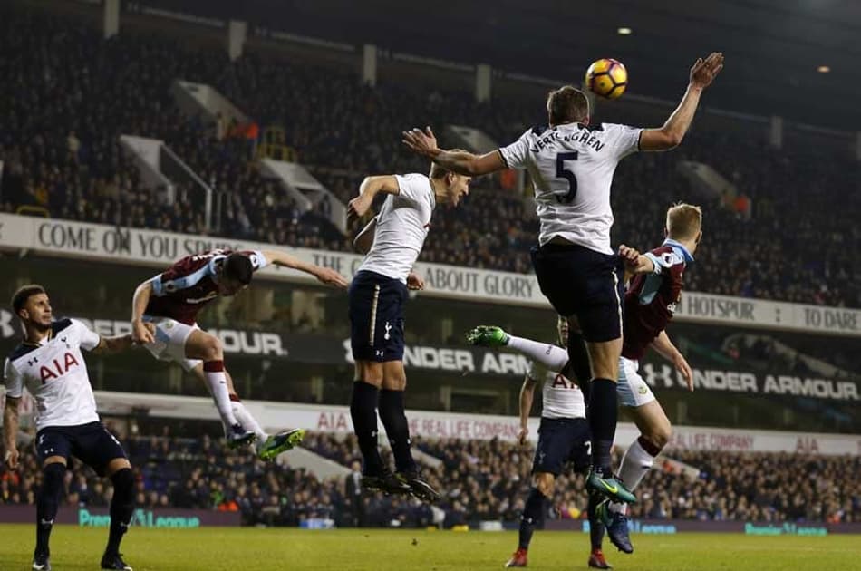 Tottenham bate Burnley de virada e encosta no quarto colocado do Inglês