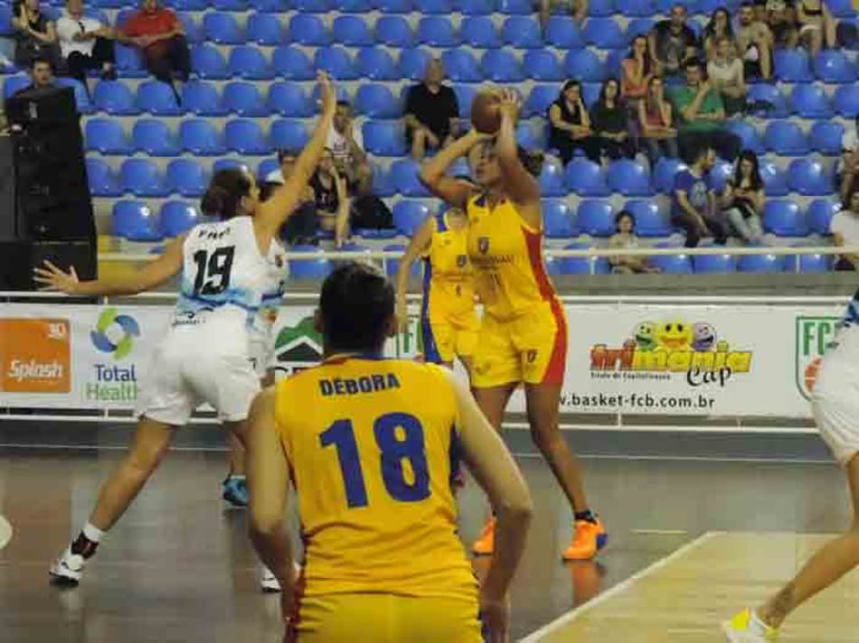 Blumenau bate Uninassau e vence pela primeira vez
