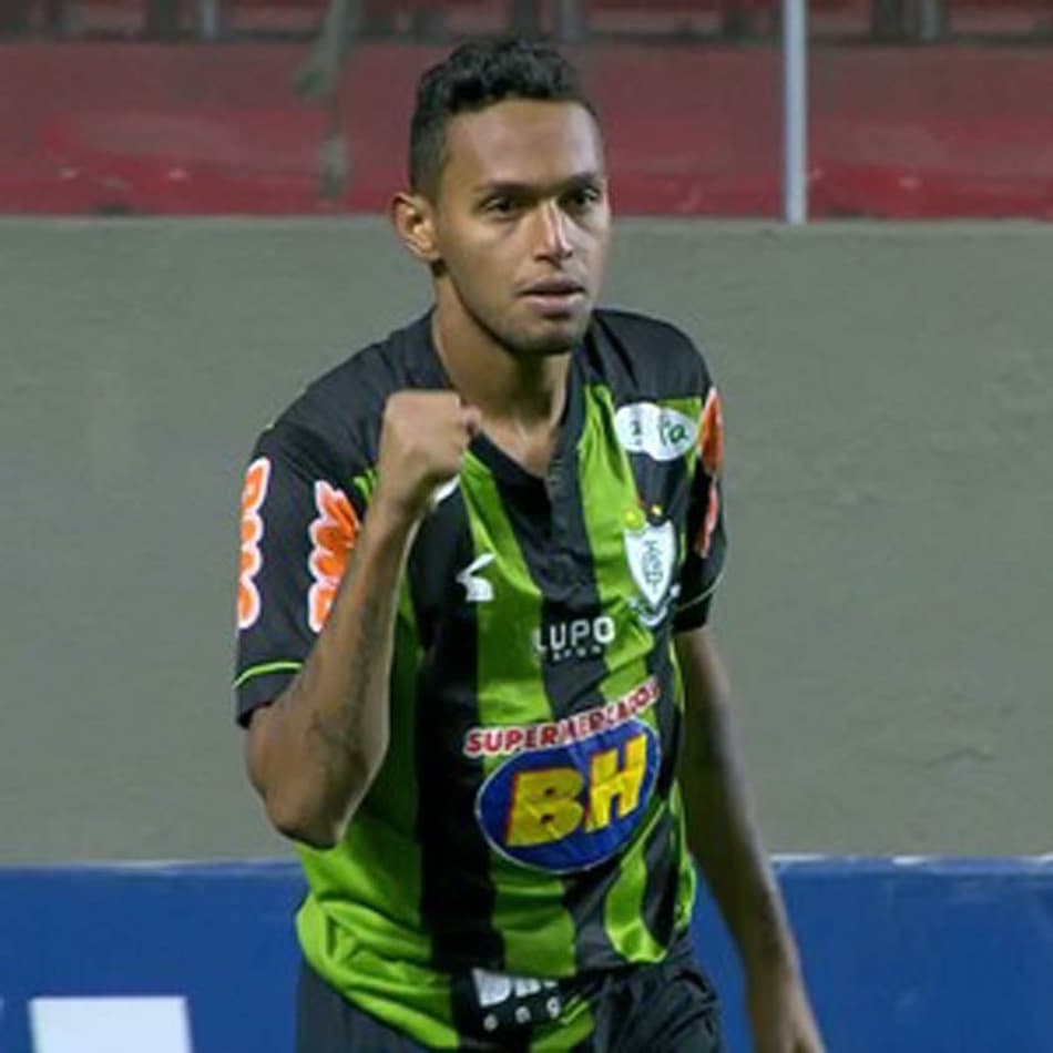 'Gilson pode se encaixar bem na lateral do Botafogo, e até ser meia'