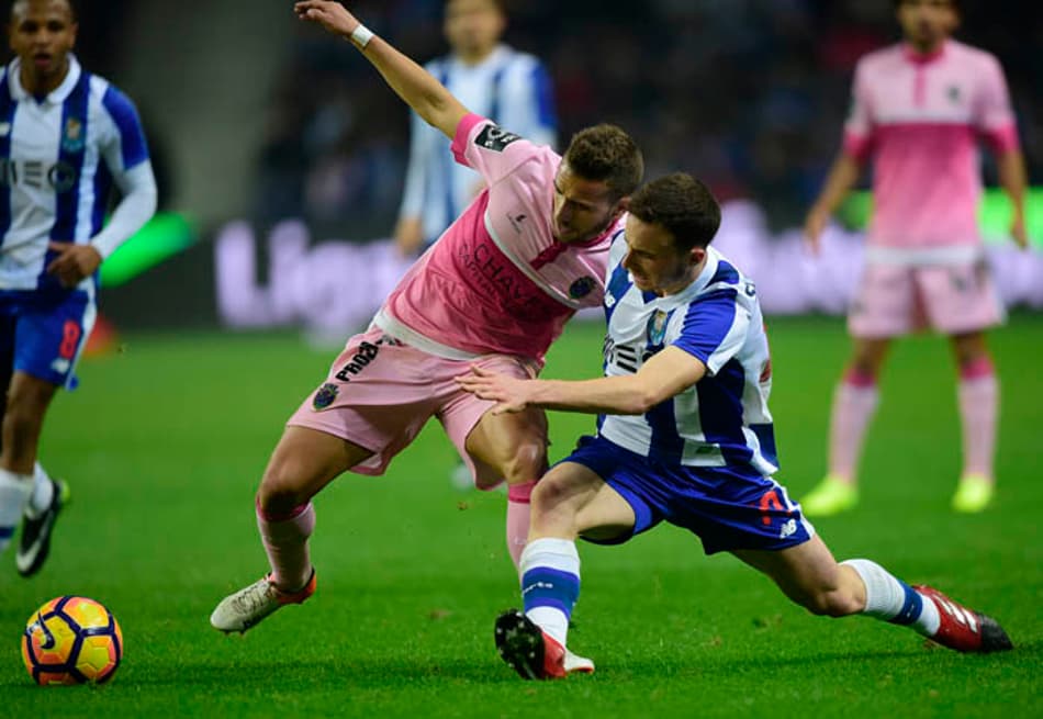 Porto vence Chaves de virada e segue na cola do Benfica no Português