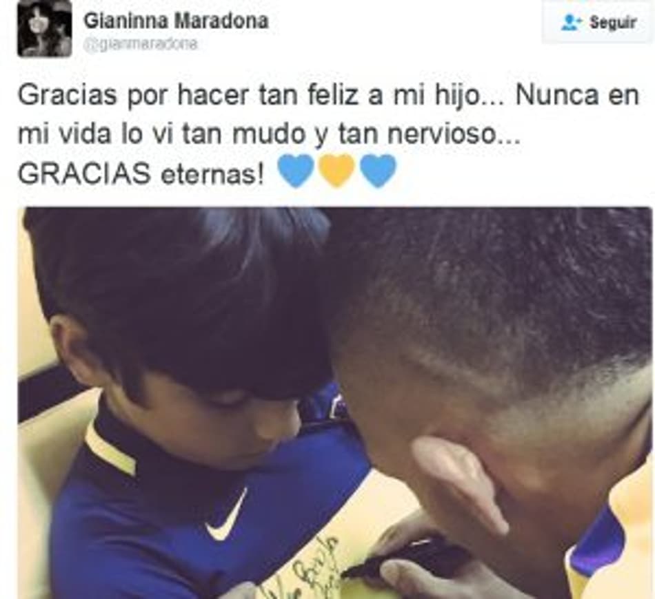 Carlitos Tévez autografa camisa do filho de Kun Agüero