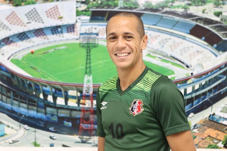 Derley recebe proposta do exterior e não sabe se permanece no Santa Cruz