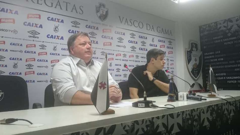 Euriquinho (de preto) durante entrevista no Vasco. Veja a seguir outras imagens na galeria especial do LANCE!
