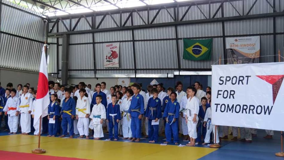 Consulado do Japão doa novos equipamentos esportivos para o Instituto Reação