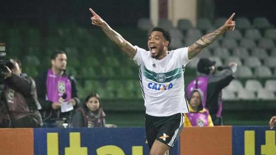 'Kazim tem um estilo guerreiro e chuta muito forte'