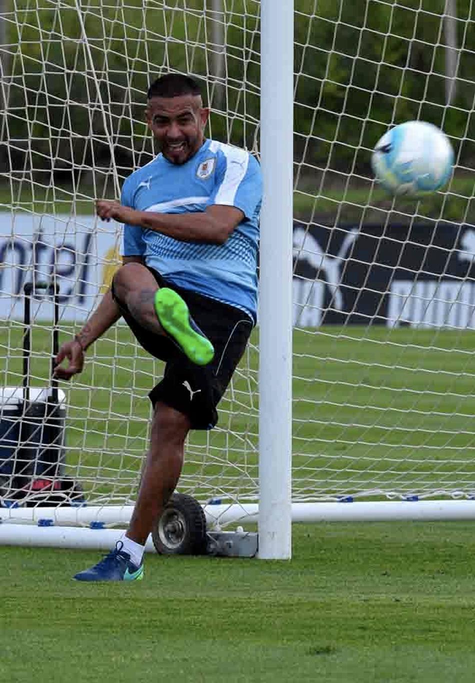 Colo-Colo mira em chegada de volante uruguaio para fortalecer a marcação