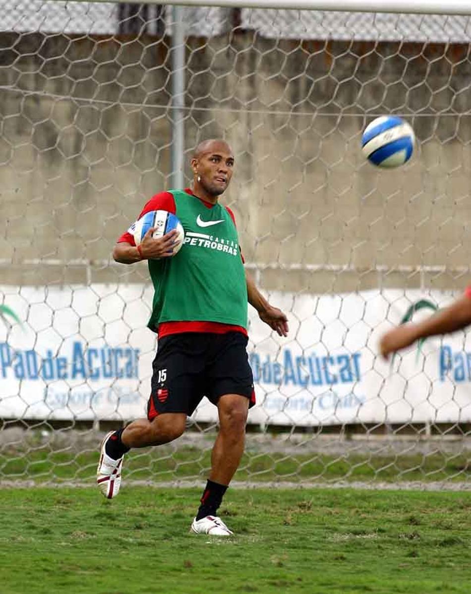 Depois de brilhar pelo Goiás em 2006, o atacante Souza foi a grande contratação do Flamengo para Liberta-2007