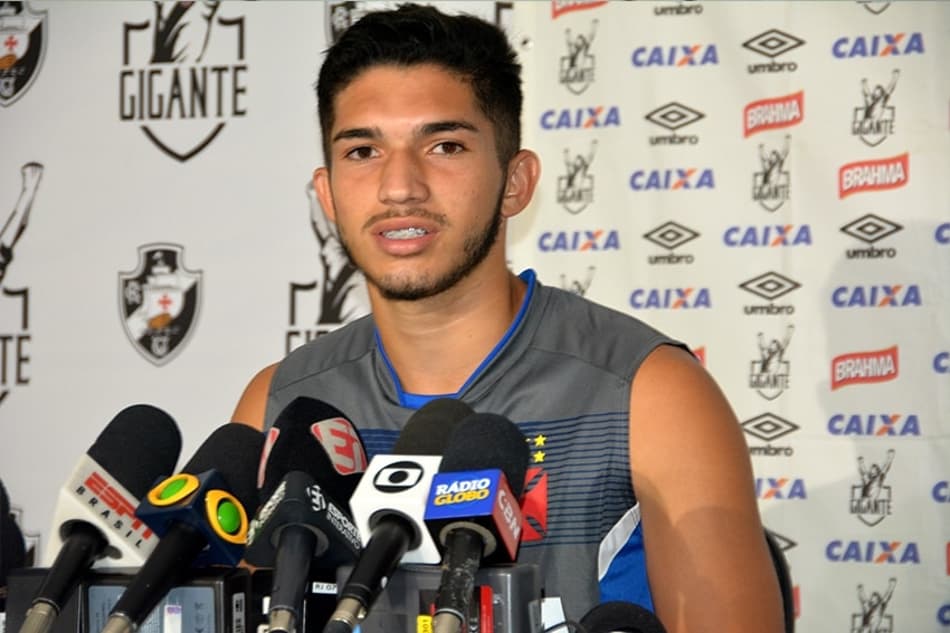 Inspirado em ídolo do Vasco, jovem volante espera mais chances em 2017