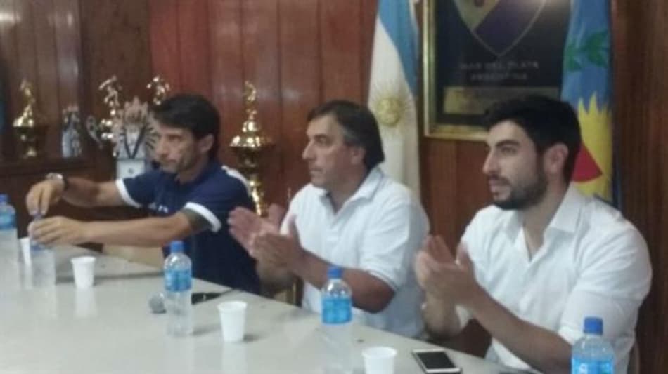 Troca de tiros marca chegada de novo técnico em clube na Argentina