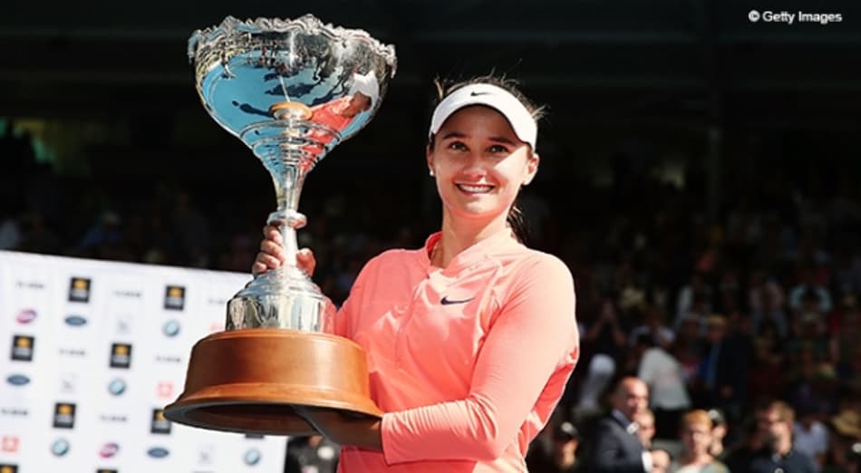 Lauren Davis ergue a taça do WTA de Auckland