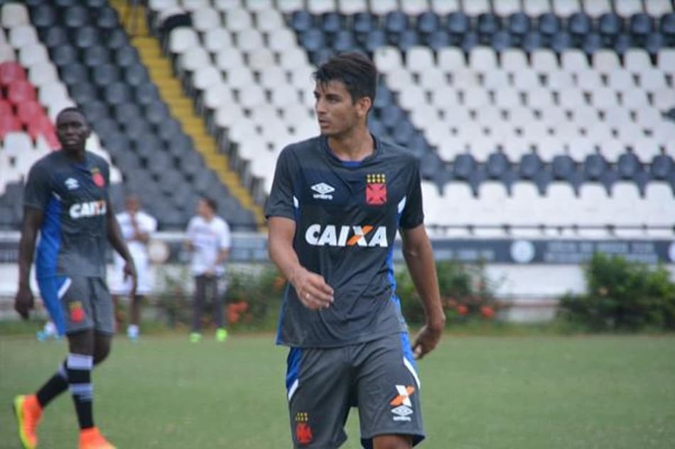 Zagueiro retorna ao Vasco após passagem pelo futebol português