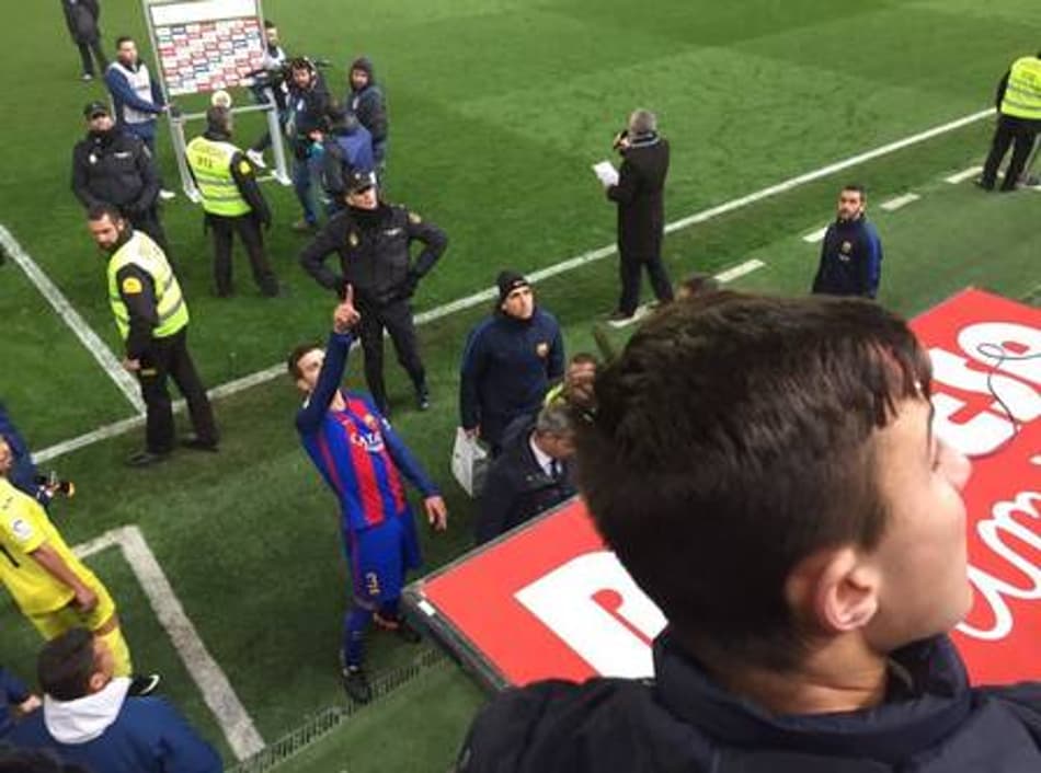 Revoltado com juiz, Piqué grita com presidente da Liga: 'Você viu isso?'