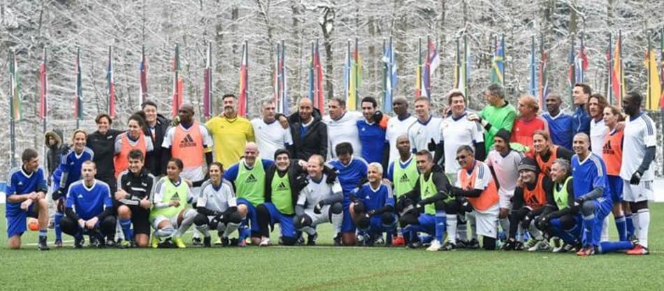 Antes de premiação, Marlone enfrenta Maradona em pelada da Fifa