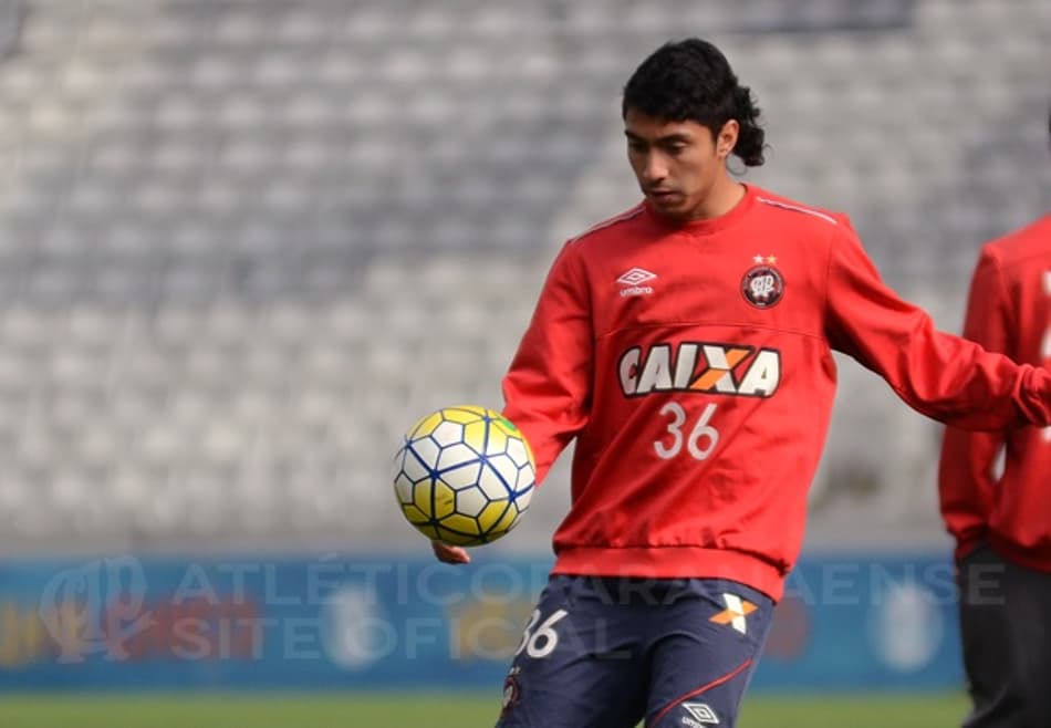 Ainda preso na Argentina, meia não se reapresentará no Atlético-PR