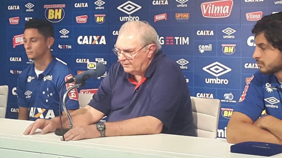 Em busca de espaço, Diogo Barbosa e Hudson são apresentados no Cruzeiro