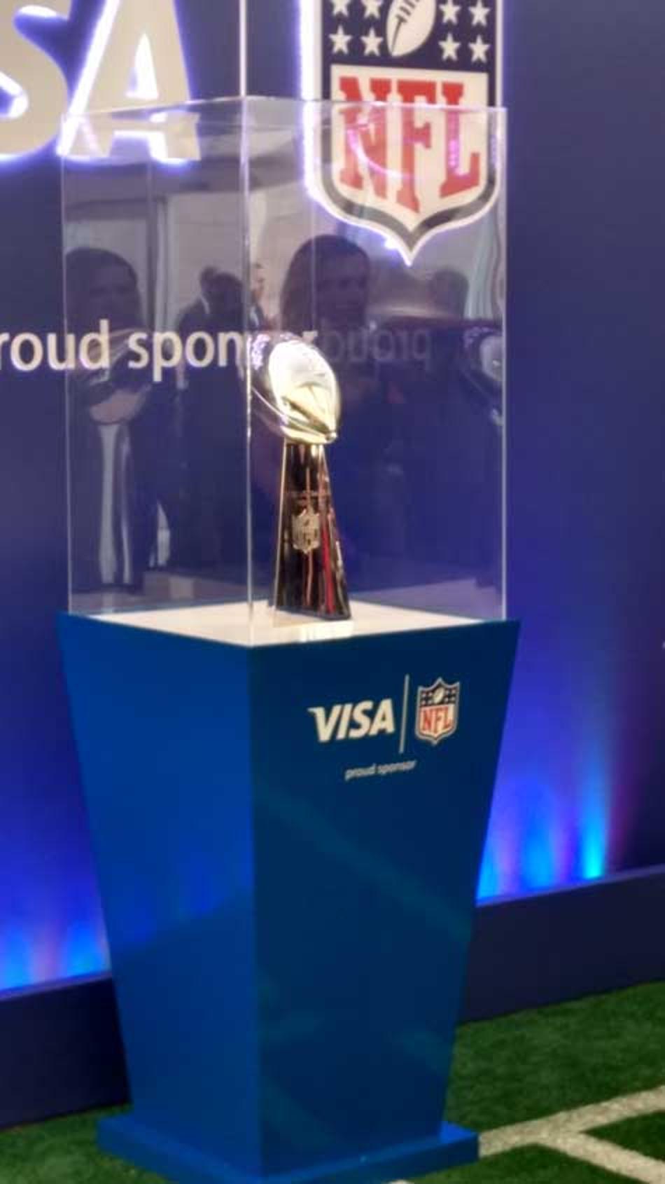 Exposição com o troféu da NFL em São Paulo 