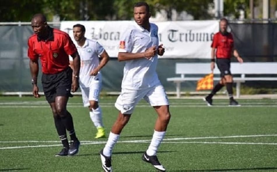 Clube de Amoroso prega peça de 1° de abril com visão ousada nos Estados Unidos