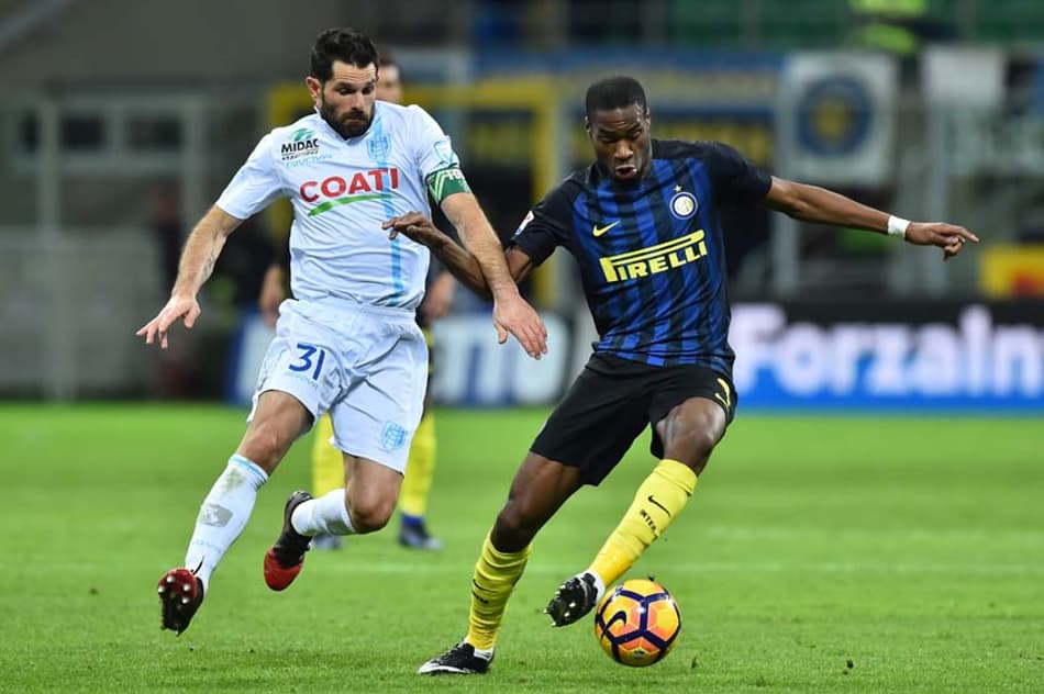 Inter sofre com goleiro do Chievo, mas marca no fim e vence no Italiano