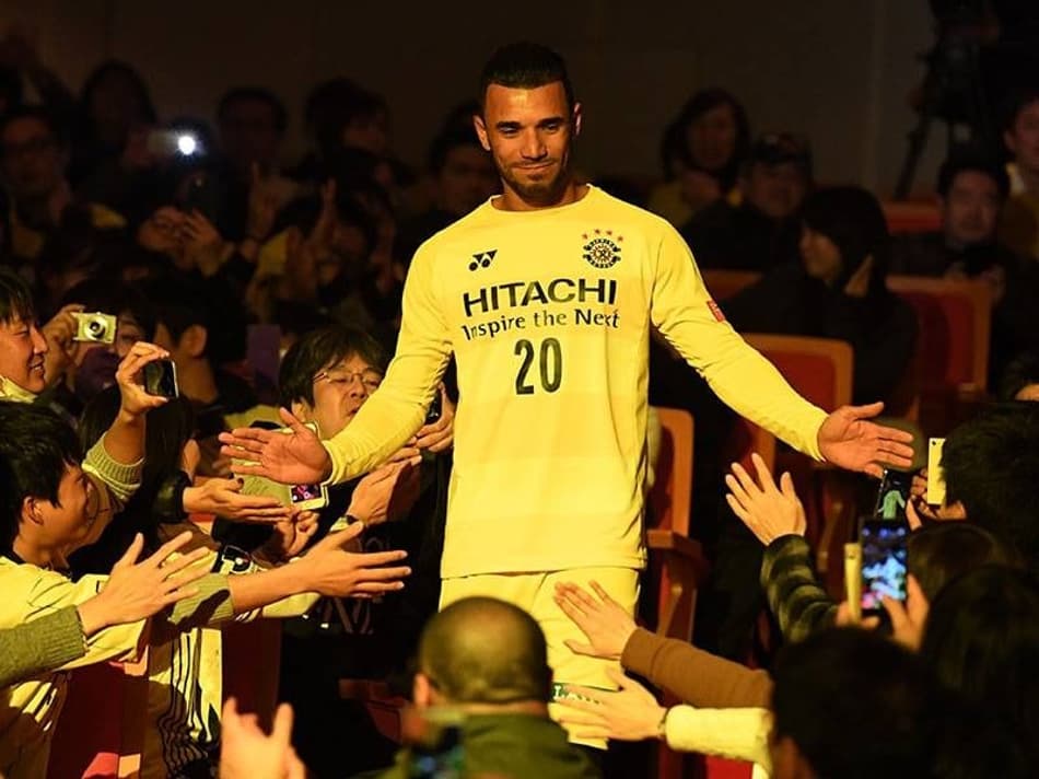 Com ‘pompa’ de ídolo, ex-Cruzeiro é apresentado pelo Kashiwa Reysol