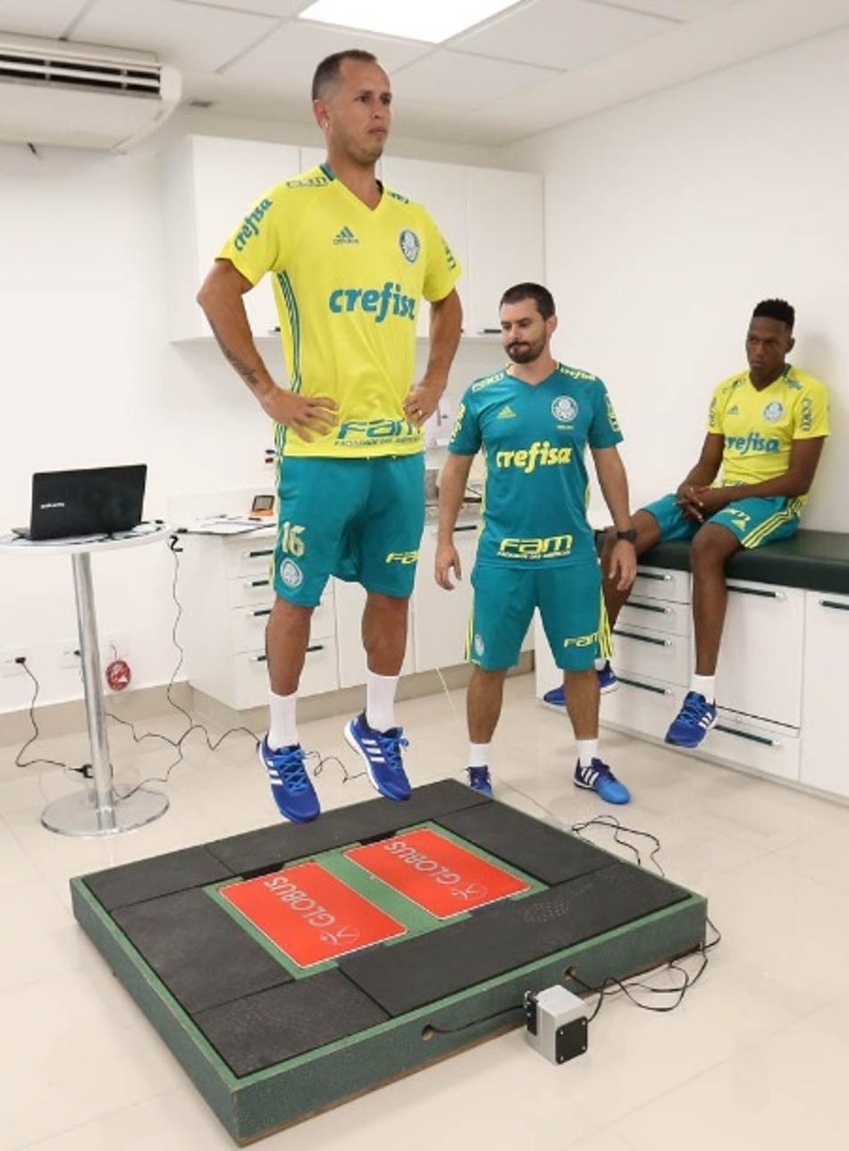 Liberado de manhã, Guerra treina à tarde e manda recado no Palmeiras