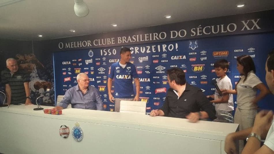 Na apresentação, Thiago Neves elogia torcida e crava título estadual
