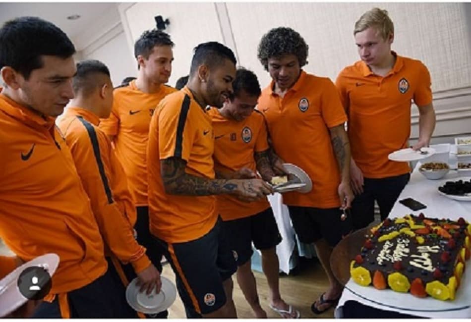 Em alta no Shakhtar, Dentinho faz aniversário e recebe bolo de presente