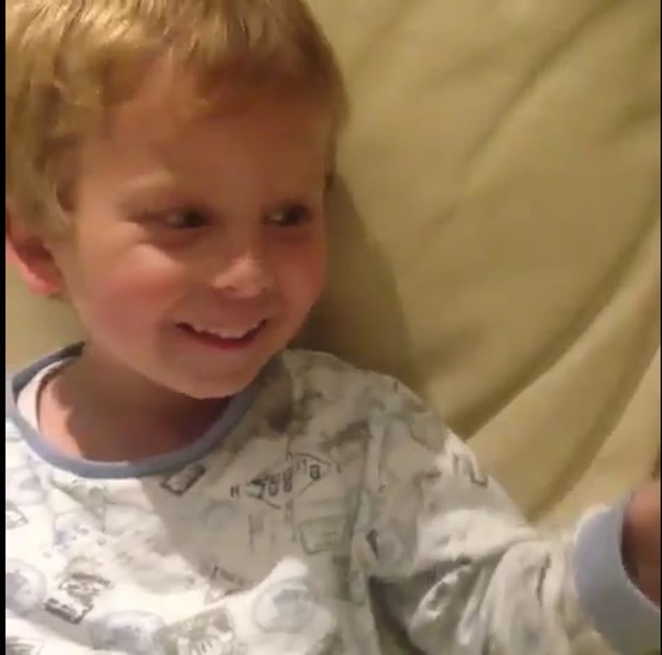 VÍDEO: Reação inusitada de criança, ao ver figurinha de Pato, ganha as redes