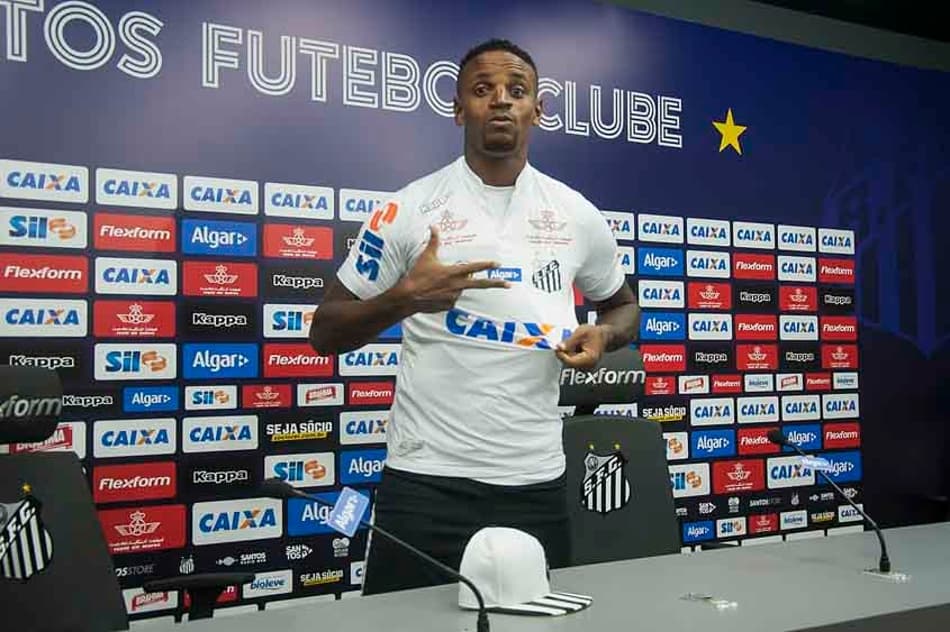 A apresentação de Cleber, novo zagueiro do Santos para a temporada