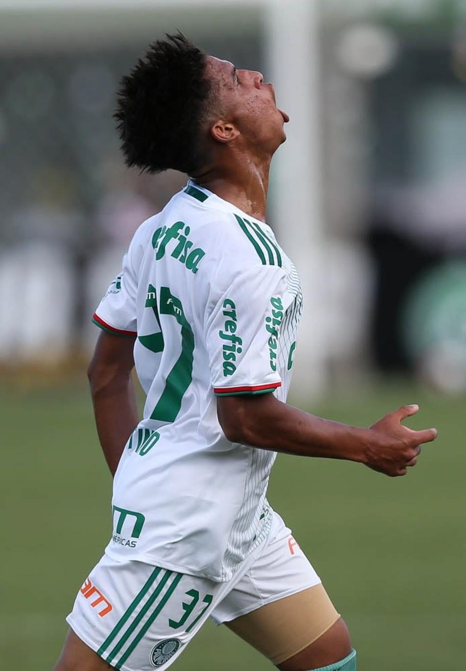 Vitinho comemora golaço contra a Chapecoense