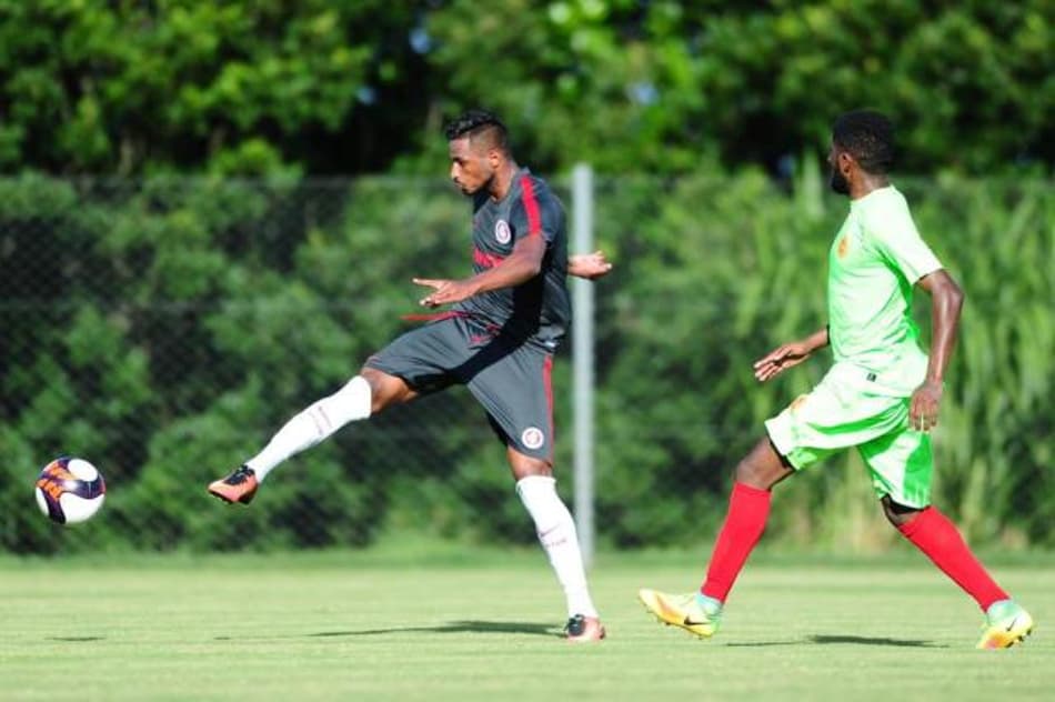 Testado em jogo-treino, Diego fala sobre busca por espaço no Inter