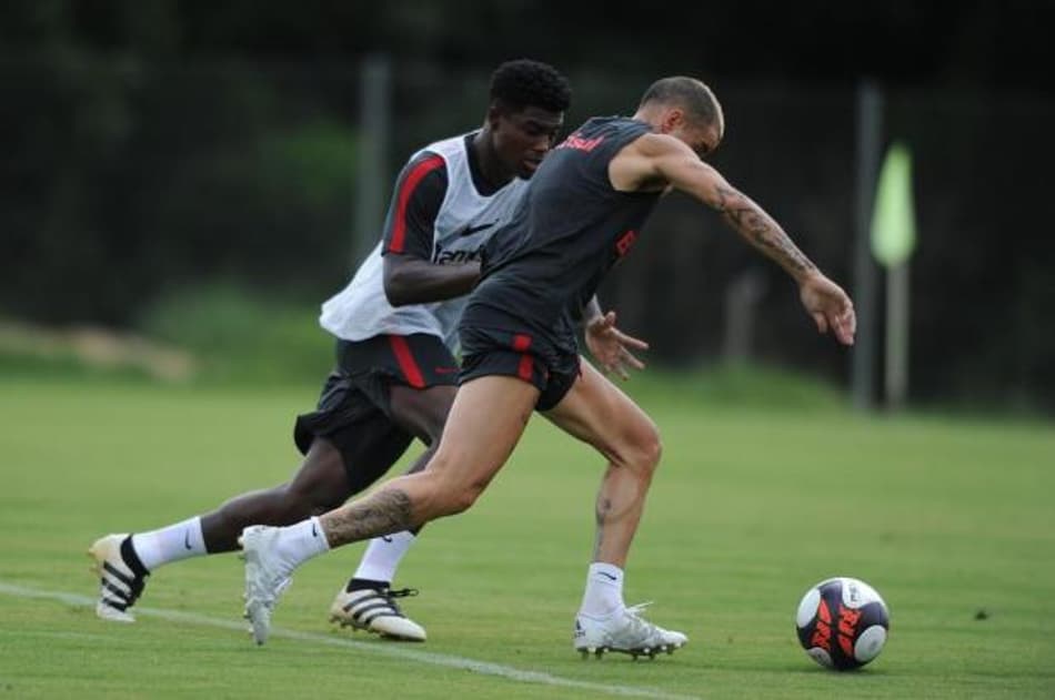 Zagueiro Eduardo crê em muitas oportunidades ao longo da temporada