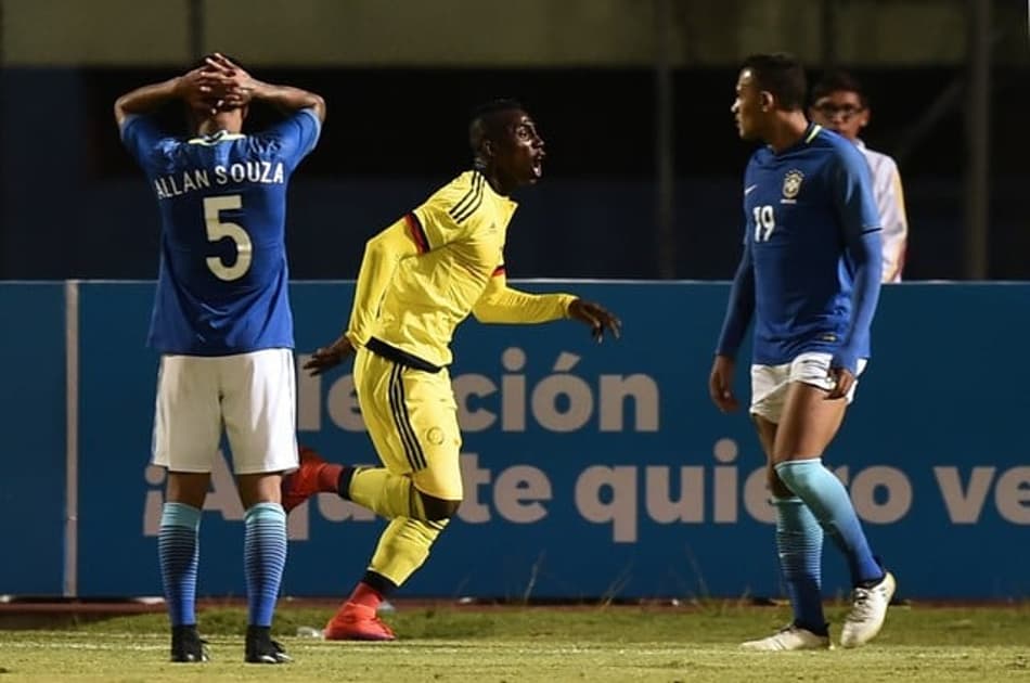 Classificado, Brasil leva gol no fim e é derrotado pela Colômbia