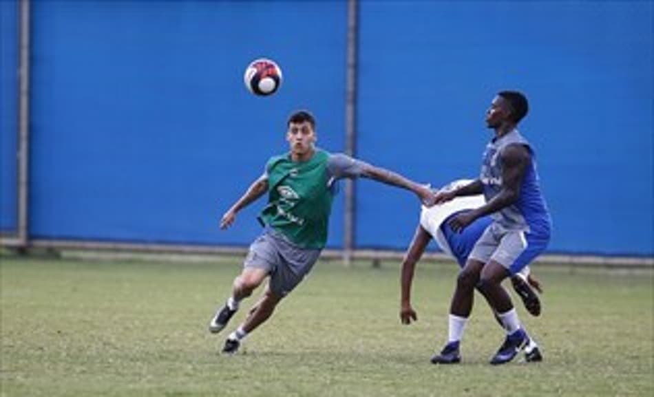 Beto da Silva faz primeira atividade com bola no Grêmio