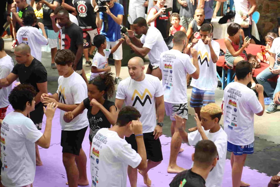 Após título, Marlon Moraes reúne centenas de fãs em seminário social