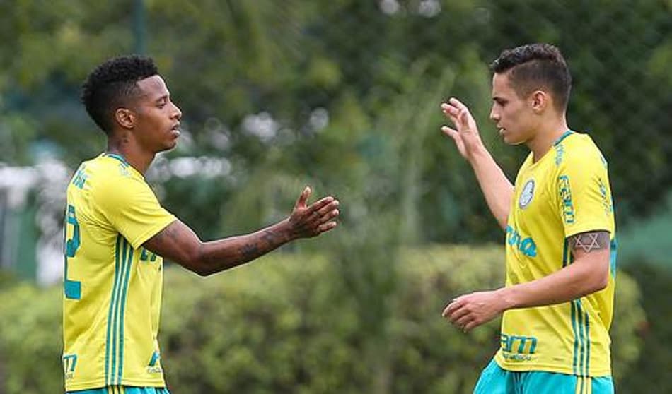 Raphael Veiga e Tchê Tchê em jogo-treino