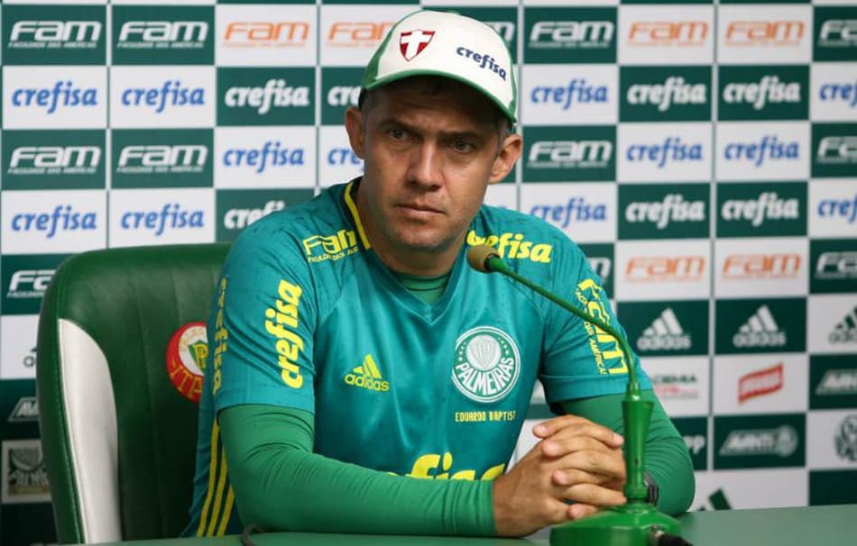 À espera de Moisés e Guerra, três disputam vaga na estreia do Verdão