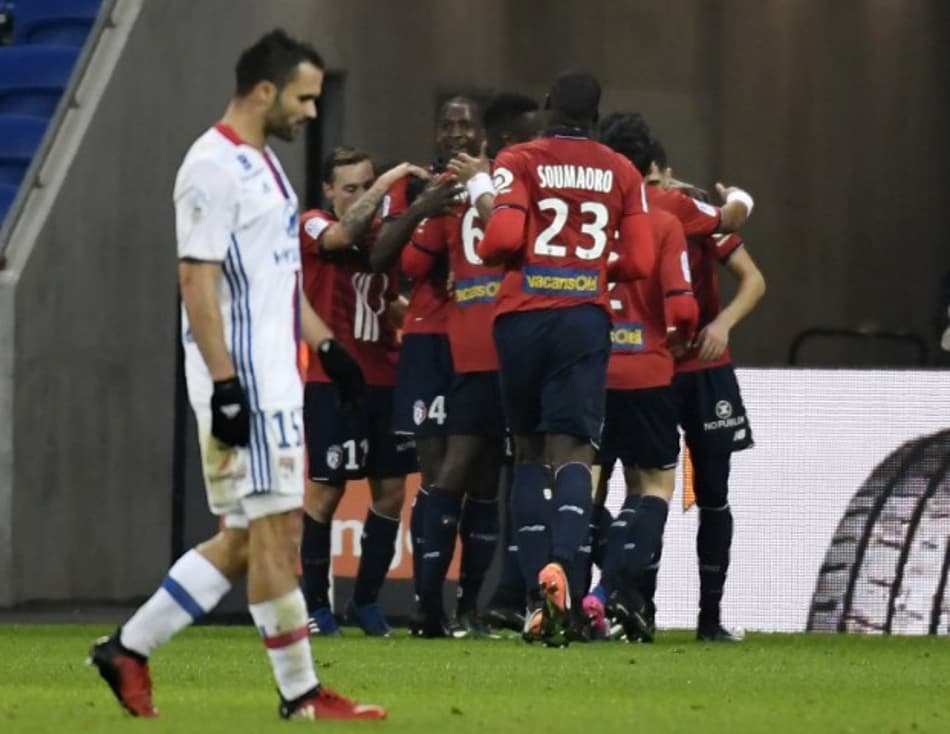 Lille sobra em campo, marca dois com Benzia e vence o Lyon na Ligue 1