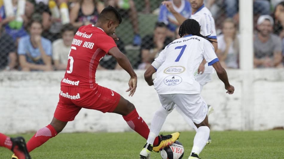 Com briga entre torcedores, Inter estreia com empate no Gaúchão