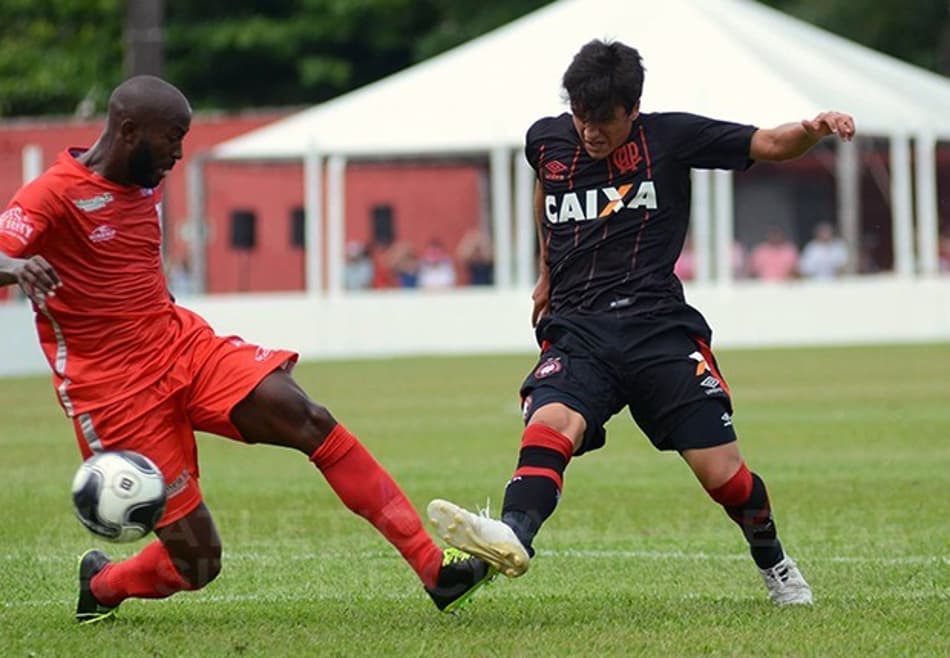 Com time reserva, Atlético-PR sai na frente, mas cede empate para Rio Branco