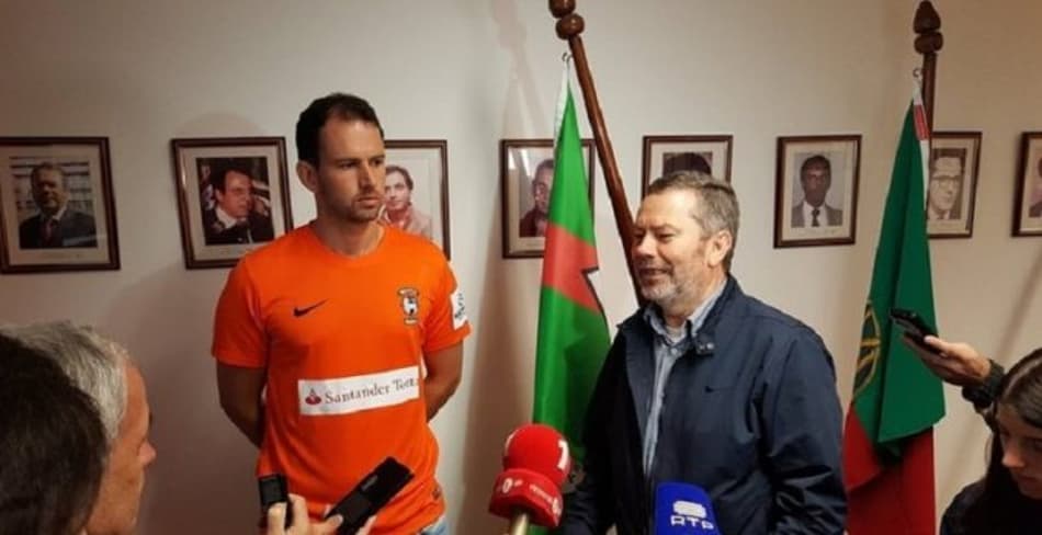 Após se destacar na Lituânia, goleiro brasileiro acerta com clube português